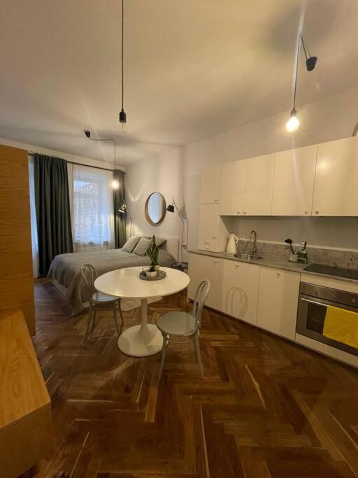 Cute Apartment Perfect For Business And Travel. Varşovia Exterior foto
